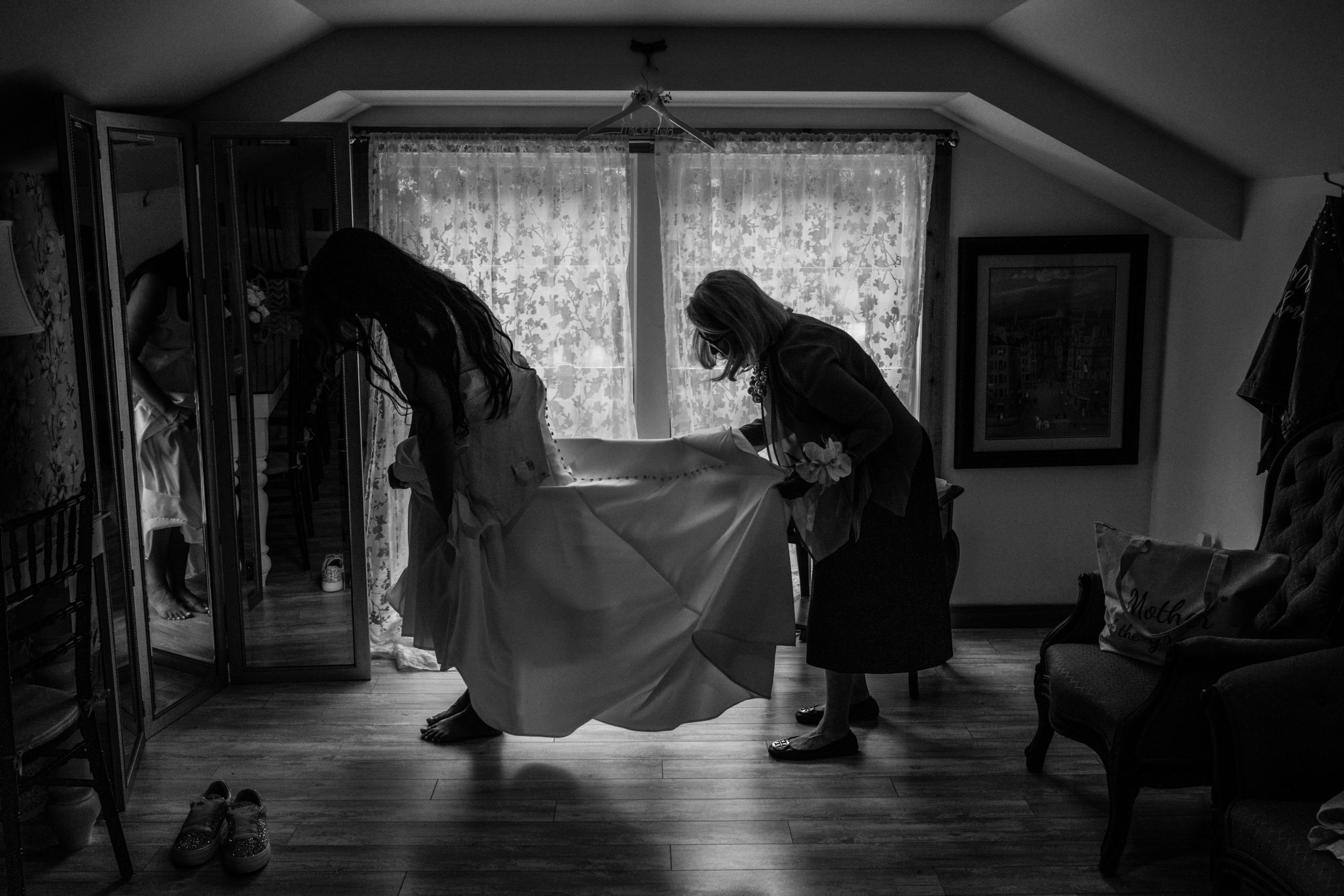 black and white photo of bride getting ready at at Magnolia Manor in Vero Beach Fl 